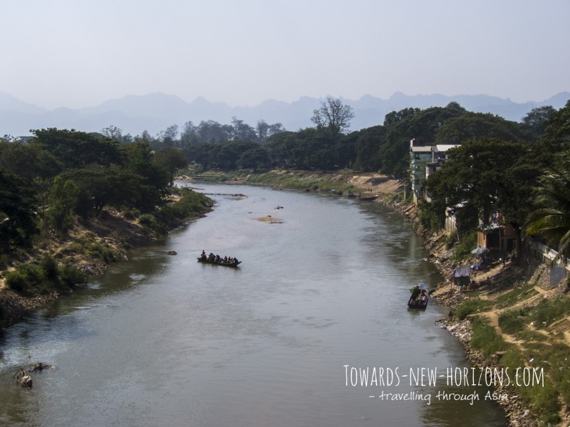 Illegal border traffic less than 100 meters apart from the official border - and no one cares